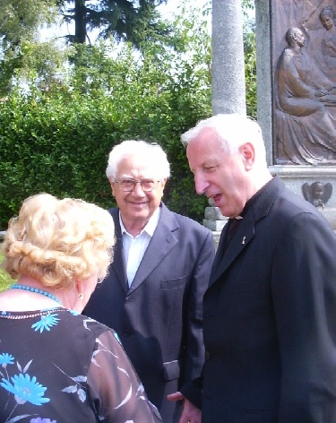 don Remigio Oprandi con Mario Colnago nel parco S. Agostino