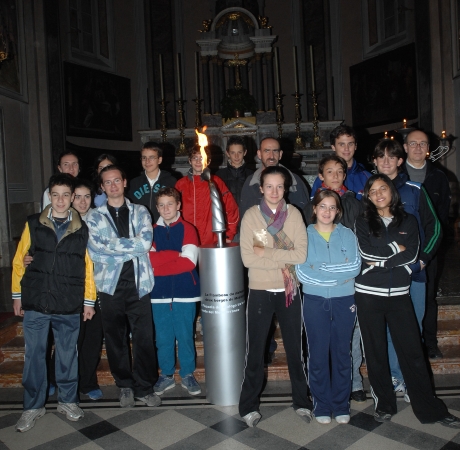 Alcuni tedofori della fiaccolata agostiniana del Dialogo arrivata a Cassago il 9 novembre 2006 
