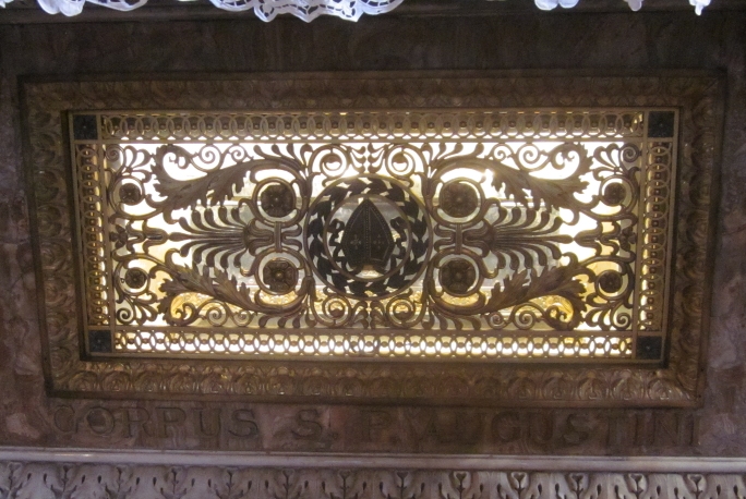 L'urna con i resti di sant'Agostino in san Pietro in Ciel d'Oro