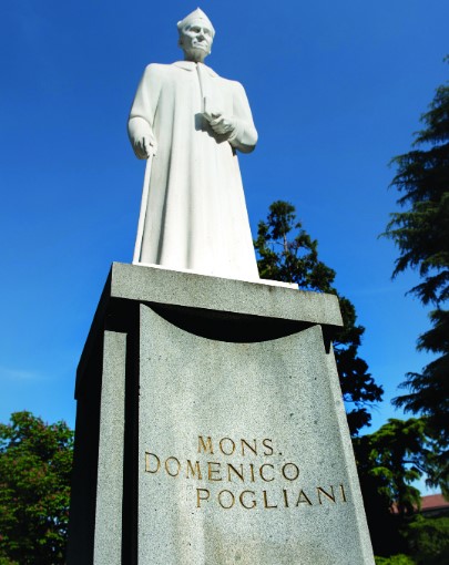 La statua in onore di Domenico Pogliani fondatore dell'Istituto