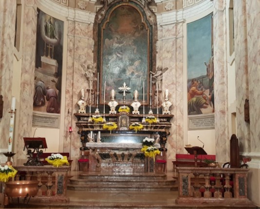 L'altare maggiore della chiesa di S. Agostino a Cava Manara