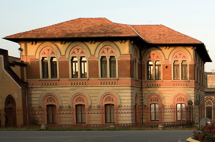 Particolare di un edificio nel sito industriale di Crespi d'Adda