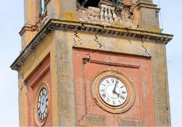 Il campanile terremotato della chiesa di S. Agostino a Sant'Agostino nel ferrarese