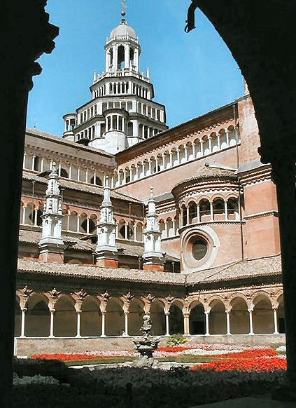 Il Chiostro piccolo con l'architettura della chiesa