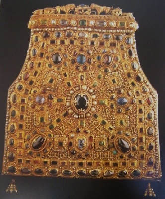 Reliquiario in lastre d'oro dell'800 circa per un dente di san Giovanni Battista al Museo del Duomo di Monza
