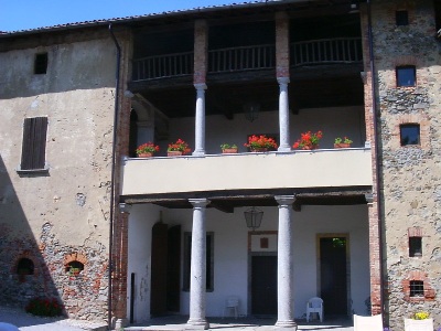 Interno della casa padronale di Zizzanorre con il doppio loggiato