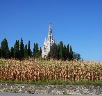 L'imponente Sepolcreto Visconti sorto sopra la chiesa medioevale di San Salvatore sull'omonimo colle a Tremoncino