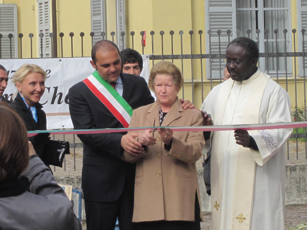 La cerimonia del taglio del nastro da parte della Madrina