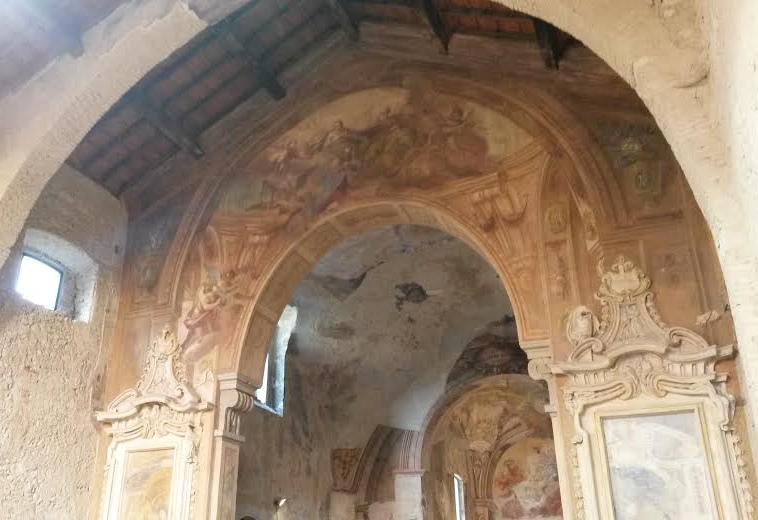 Interno della chiesa del monastero della Misericordia a Missaglia