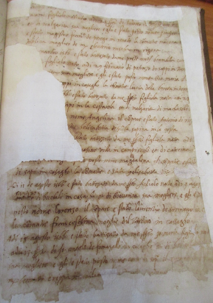 La prima pagina del registro dei battesimi