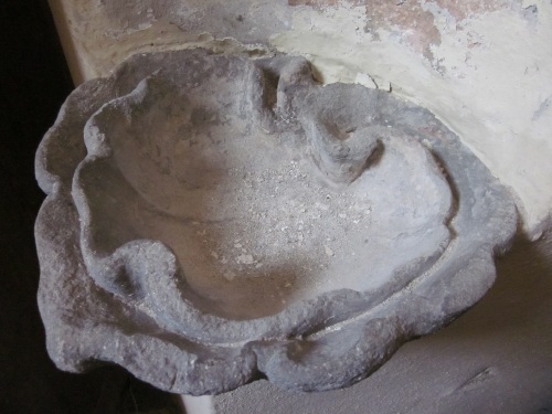 Acquasantiera della chiesa medioevale di Cassago