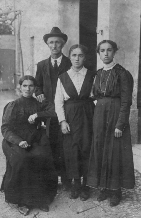 1920: una famiglia alla Costa in abiti tradizionali