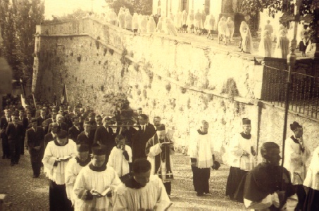 Processione per le vie di Cremella salendo alla parrocchiale