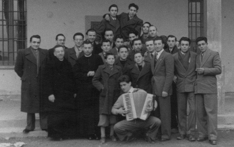 Il parroco don Motta in mezzo ai giovani dell'Oratorio