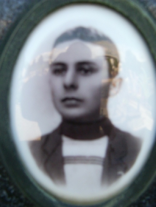 mmagine di Antonio Cattaneo sulla tomba di famiglia nel cimitero di Cassago