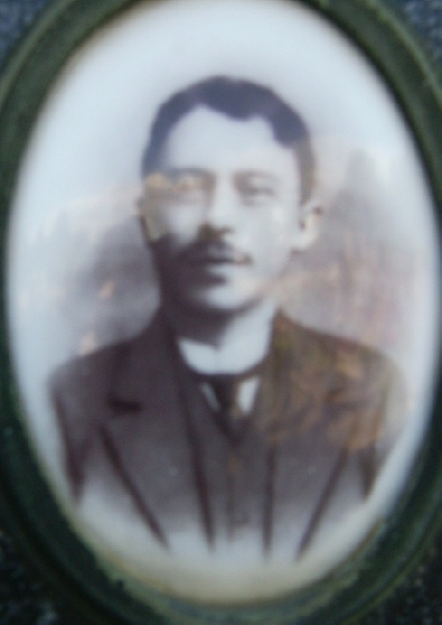 Immagine di Ettore Cattaneo sulla tomba di famiglia nel cimitero di Cassago