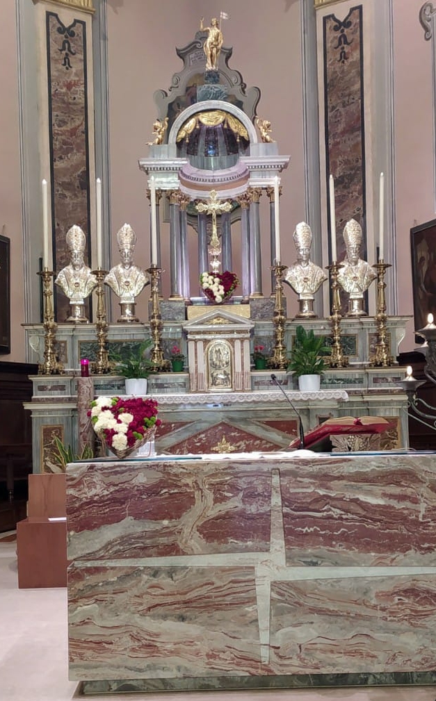 L'altare maggiore della chiesa parrocchiale