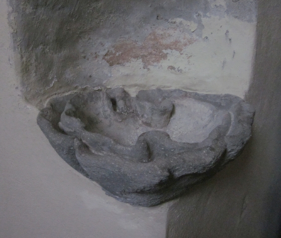 Immagine dell'acquasantiera della chiesa medioevale