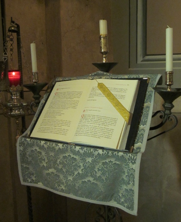 Un momento di preghiera in Chiesa