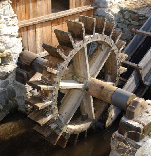 Ruota che alimenta la sega ad acqua