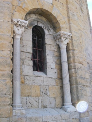 Finestra romanica dell'abside della chiesa di Saintes-Maries-de-la-Mère dove nel 1448 furono rinvenute le ossa delle sante patrone Maria Giacoma e Maria Salomè