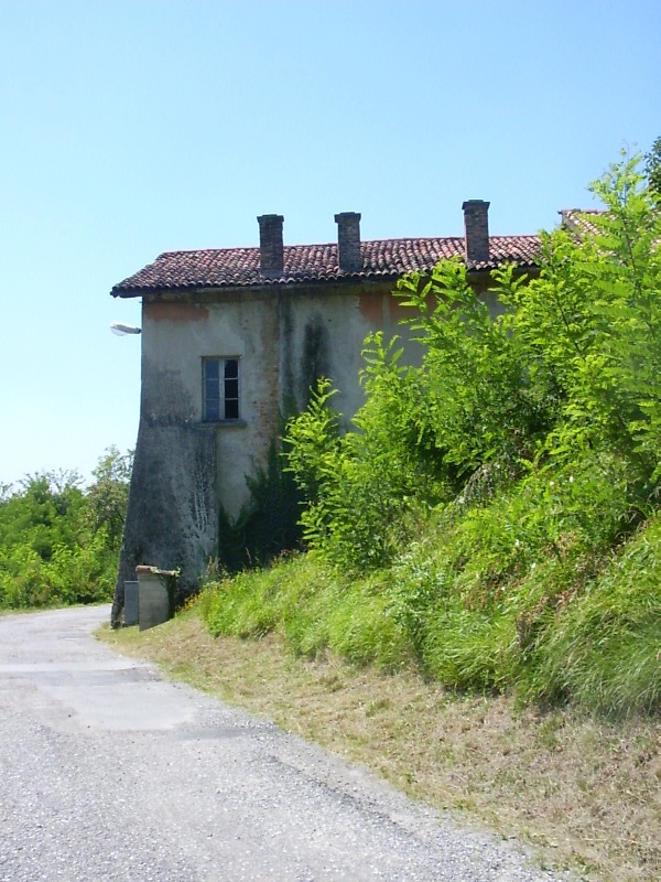 La strada per la Costajola con il primo edificio della località (anno 2003)