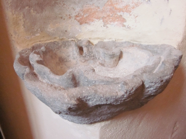 L'acquasantiera della chiesa medioevale di S. Brigida a Cassago