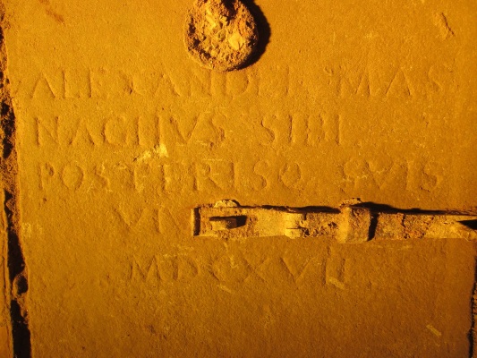 La lapide che ricorda Alessandro Masnaga nella chiesa parrocchiale di Cassago