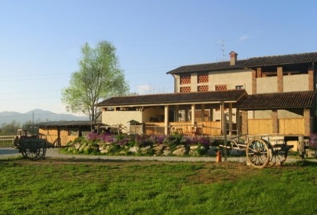 La cascina Costa nella campagna di Cassago