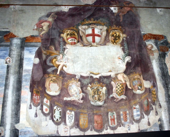 Affresco al primo piano del Broletto nuovo di Milano alcuni stemmi della nobiltà milanese