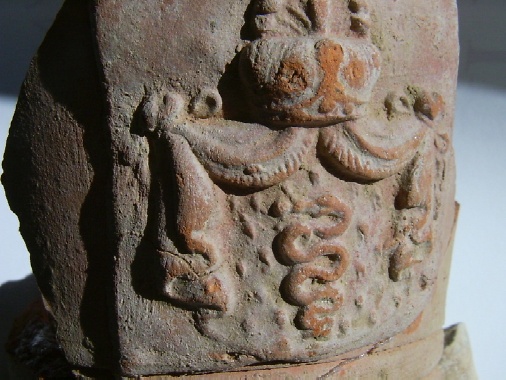Stemma visconteo su una tazza proveniente dall'area del castello