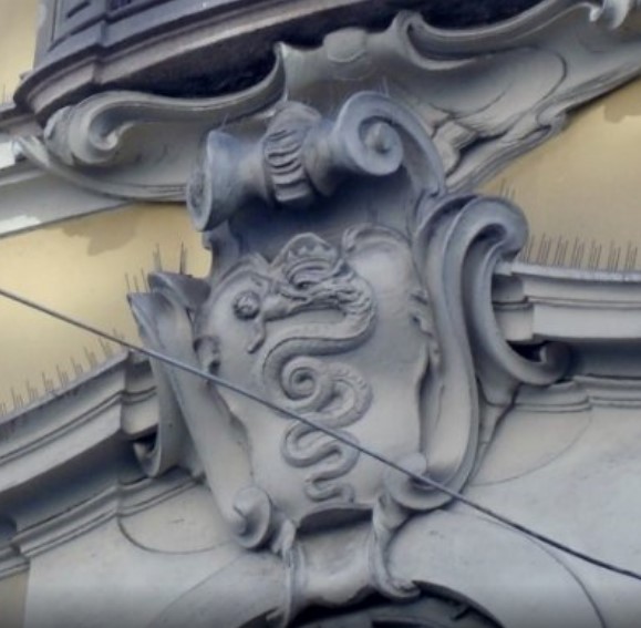 Stemma all'ingresso del Palazzo Visconti di Modrone a Milano