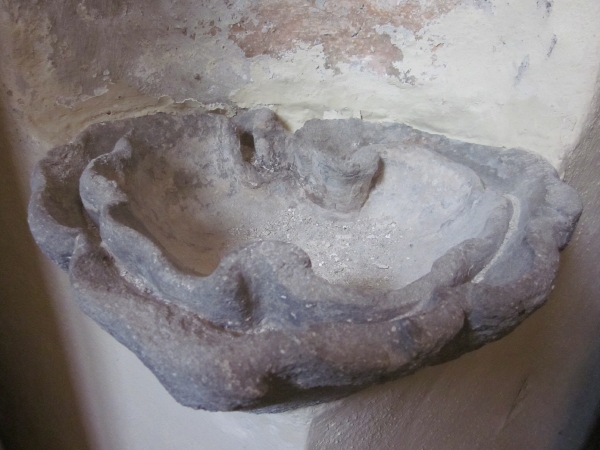 L'acquasantiera della chiesa medioevale di santa Brigida