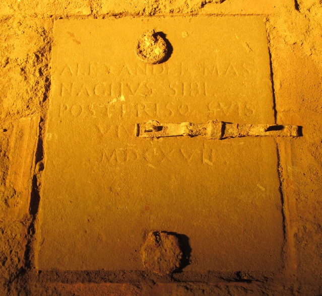 Lapide funeraria di Alessandro Masnaga nella vecchia chiesa medioevale trasferita nella nuova chiesa settecentesca