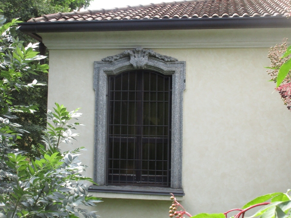 Porta di accesso alla chiesa dei Nobili Pirovano Visconti