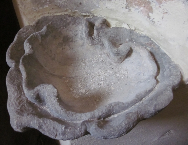 L'acquasantiera della chiesa medioevale di santa Brigida
