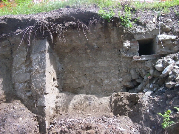 Resti delle fortificazioni dell'area del castello medioevale di Cassago