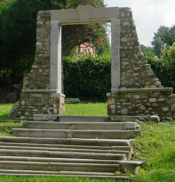 ricostruzione del portale d'entrata della vecchia chiesa medioevale