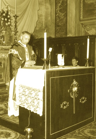 Il parroco don Giovanni Motta