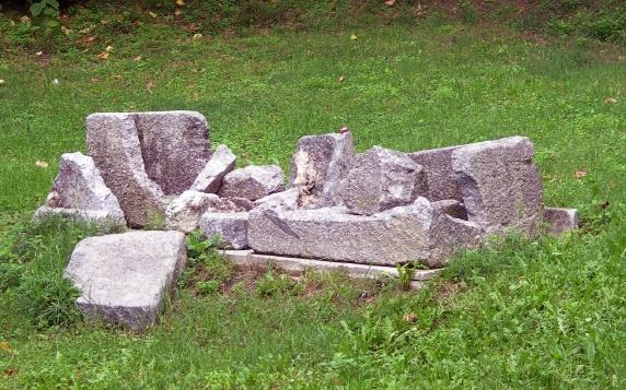 Frammenti di tombe di età romana nell'area del Parco S. Agostino a Cassago