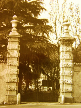 Il rastrello costruito nel 1704 da Teresa Pirovano-Modroni all'entrata delle sue proprietà a Cassago