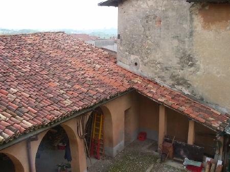 Cortile interno con torre-colombara della casa da nobile Nava
