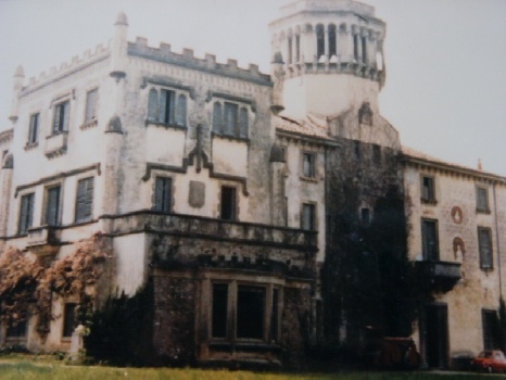 Il Palazzo dei Pirovano (ala a destra) con gli ampliamenti settecenteschi