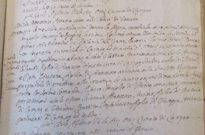 Il parroco Carlo Alfonso de La Hoz Ortiz firma un atto di matrimonio
