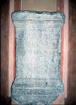 Ara dei Plinii al genio di Asso