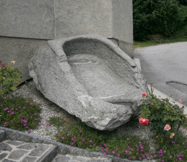 Masso avello all'esterno della chiesa di Brenno