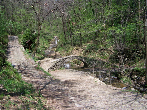 Vista dalla strada del ponte di epoca romana sul torrente Molgora