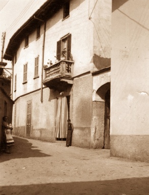 Cassago: una via del vecchio paese agli inizi del Novecento