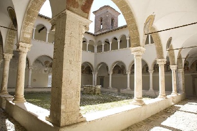 Cripta di S. Pietro in Ciel d'Oro, pseudosarcofago di Agostino e urna con le reliquie di Boezio