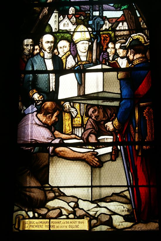 Vetrata che ricorda la deposizione della prima pietra della chiesa nel 1864